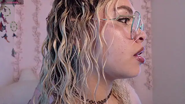 Haelycute online show from April 19, 8:33 pm