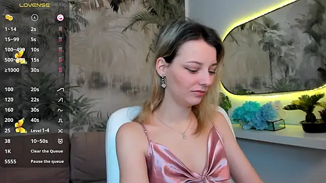 pretty little thing online show from January 15, 12:58 pm