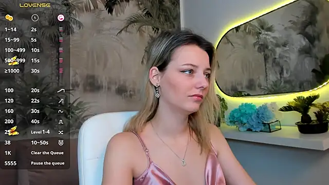 pretty little thing online show from January 15, 4:21 pm