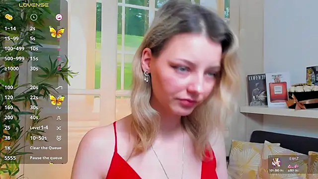 pretty little thing online show from January 29, 7:32 pm