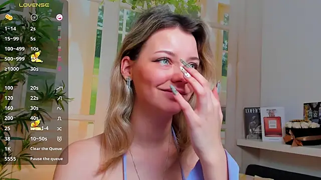 pretty little thing online show from January 31, 3:44 pm