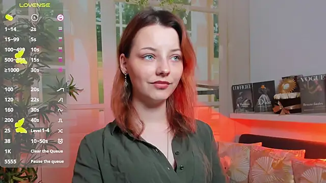 pretty little thing online show from March 13, 7:06 pm