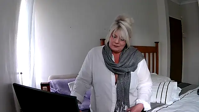 Miahotmilf online show from December 16, 5:11 pm