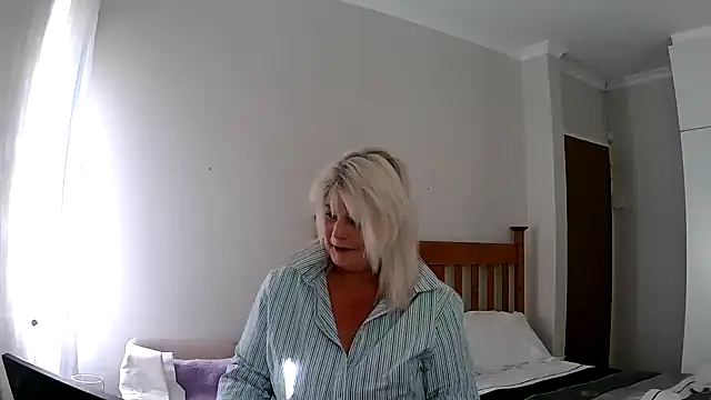 Miahotmilf online show from December 28, 3:26 pm