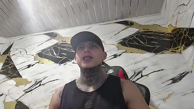 Snapshot of Kevin22_222 chatting on January 8, 4:02 am Kevin22 222 online show from January 8, 4:02 am