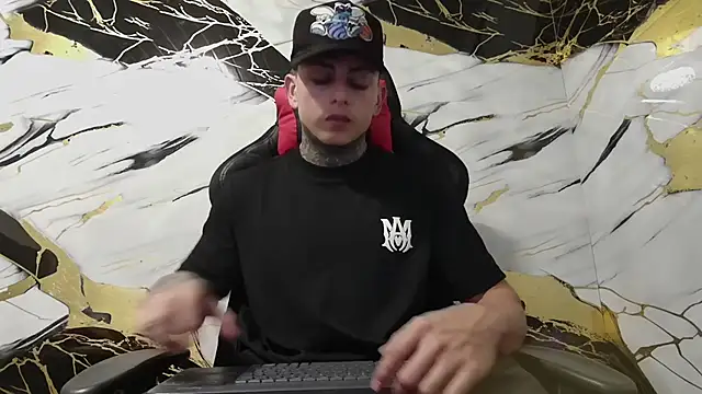 Snapshot of Kevin22_222 chatting on January 13, 5:01 am Kevin22 222 online show from January 13, 5:01 am