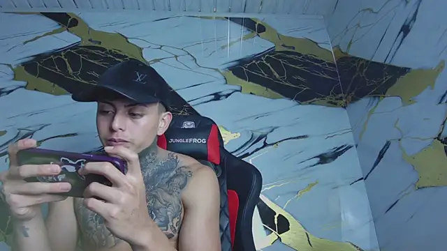 Snapshot of Kevin22_222 chatting on January 24, 9:17 am Kevin22 222 online show from January 24, 9:17 am