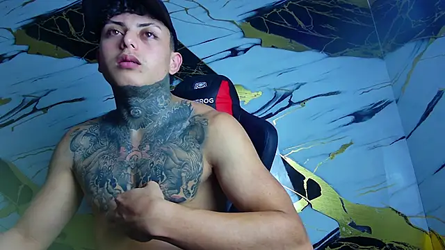 Snapshot of Kevin22_222 chatting on January 25, 8:10 am Kevin22 222 online show from January 25, 8:10 am