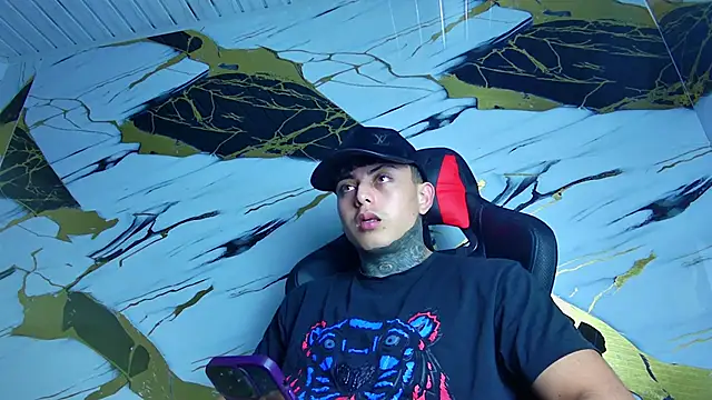 Snapshot of Kevin22_222 chatting on January 26, 2:24 am Kevin22 222 online show from January 26, 2:24 am