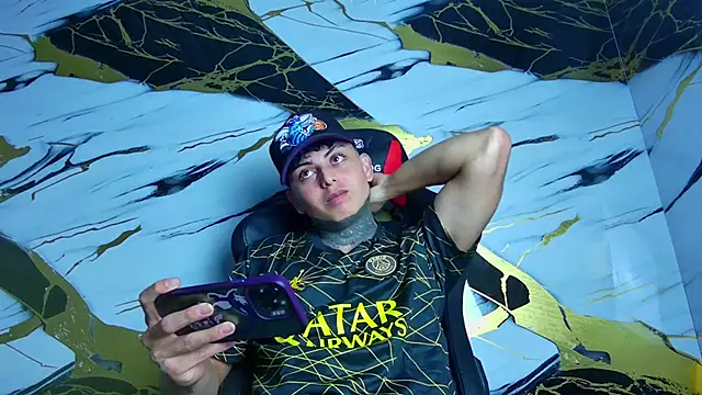 Snapshot of Kevin22_222 chatting on January 27, 6:52 am Kevin22 222 online show from January 27, 6:52 am