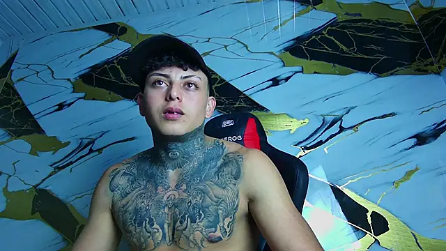 Snapshot of Kevin22_222 chatting on January 28, 3:57 am Kevin22 222 online show from January 28, 3:57 am