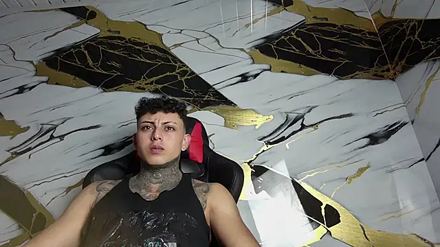 Snapshot of Kevin22_222 chatting on January 28, 11:07 pm Kevin22 222 online show from January 28, 11:07 pm