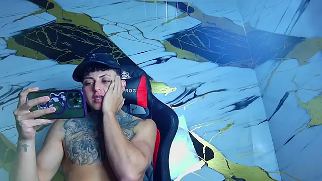 Snapshot of Kevin22_222 chatting on January 31, 8:11 am Kevin22 222 online show from January 31, 8:11 am