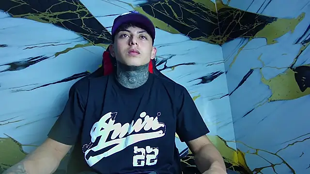 Snapshot of Kevin22_222 chatting on February 4, 3:00 am Kevin22 222 online show from February 4, 3:00 am