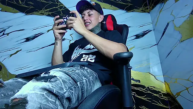 Snapshot of Kevin22_222 chatting on February 4, 9:07 am Kevin22 222 online show from February 4, 9:07 am