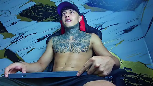 Snapshot of Kevin22_222 chatting on February 5, 1:47 am Kevin22 222 online show from February 5, 1:47 am