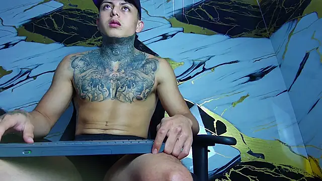 Snapshot of Kevin22_222 chatting on February 5, 4:48 am Kevin22 222 online show from February 5, 4:48 am