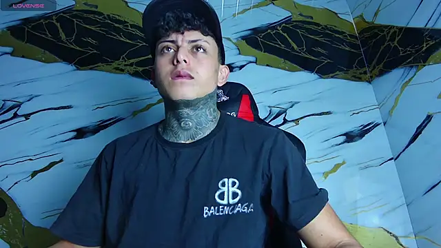 Snapshot of Kevin22_222 chatting on February 28, 12:32 am Kevin22 222 online show from February 28, 12:32 am