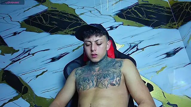 Snapshot of Kevin22_222 chatting on March 1, 10:42 pm Kevin22 222 online show from March 1, 10:42 pm