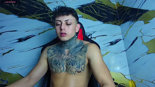 Snapshot of Kevin22_222 chatting on March 4, 4:06 am Kevin22 222 online show from March 4, 4:06 am