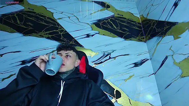 Snapshot of Kevin22_222 chatting on March 14, 1:37 am Kevin22 222 online show from March 14, 1:37 am