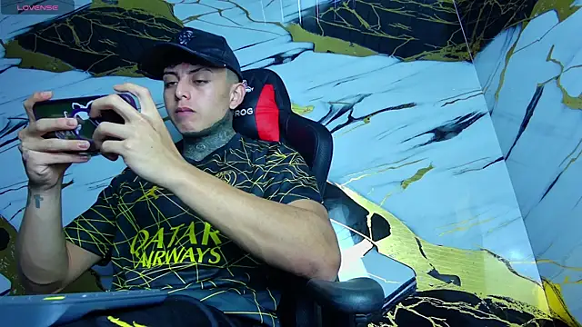 Snapshot of Kevin22_222 chatting on March 16, 2:32 am Kevin22 222 online show from March 16, 2:32 am