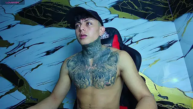 Snapshot of Kevin22_222 chatting on March 16, 10:20 pm Kevin22 222 online show from March 16, 10:20 pm