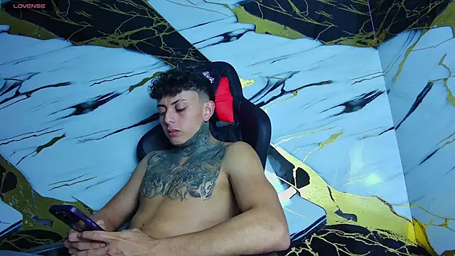 Snapshot of Kevin22_222 chatting on March 17, 4:29 am Kevin22 222 online show from March 17, 4:29 am