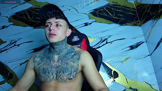 Snapshot of Kevin22_222 chatting on March 17, 10:38 pm Kevin22 222 online show from March 17, 10:38 pm