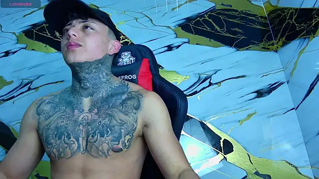 Snapshot of Kevin22_222 chatting on March 18, 3:53 am Kevin22 222 online show from March 18, 3:53 am