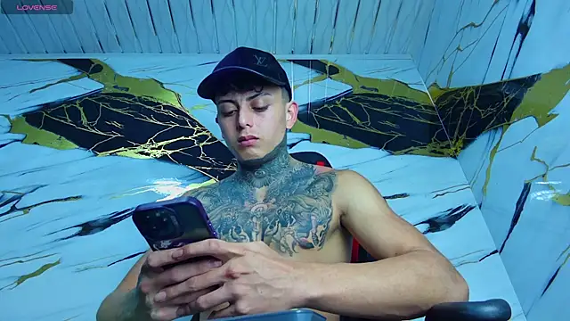 Snapshot of Kevin22_222 chatting on March 19, 12:59 am Kevin22 222 online show from March 19, 12:59 am