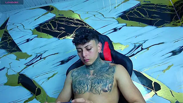 Snapshot of Kevin22_222 chatting on March 20, 2:40 am Kevin22 222 online show from March 20, 2:40 am