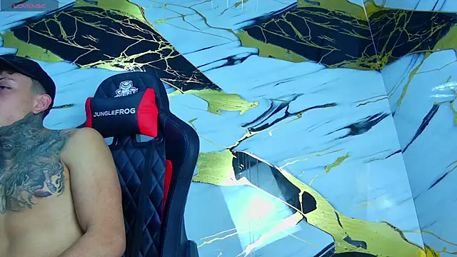 Snapshot of Kevin22_222 chatting on March 21, 3:55 am Kevin22 222 online show from March 21, 3:55 am