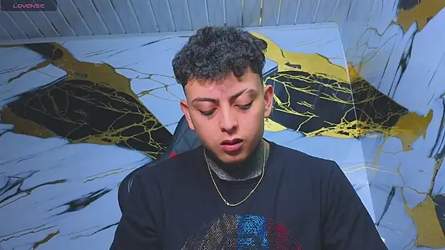 Snapshot of Kevin22_222 chatting on October 3, 3:47 am Kevin22 222 online show from October 3, 3:47 am