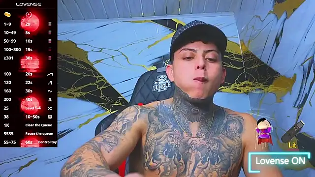 Snapshot of Kevin22_222 chatting on October 28, 5:00 am Kevin22 222 online show from October 28, 5:00 am