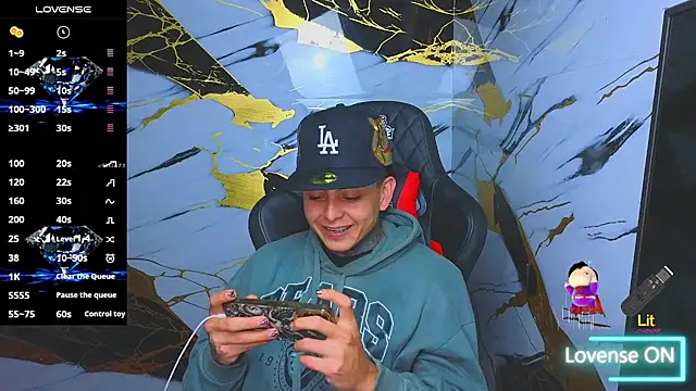 Snapshot of Kevin22_222 chatting on November 21, 2:32 am Kevin22 222 online show from November 21, 2:32 am