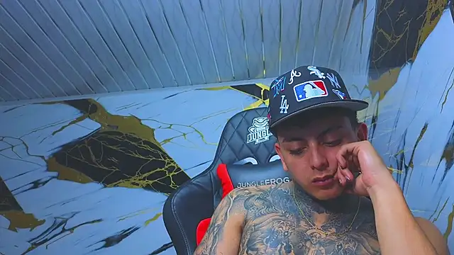 Snapshot of Kevin22_222 chatting on November 27, 5:09 am Kevin22 222 online show from November 27, 5:09 am