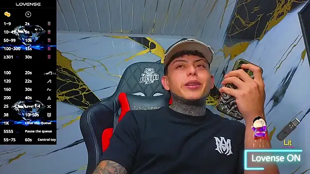 Snapshot of Kevin22_222 chatting on December 19, 4:08 am Kevin22 222 online show from December 19, 4:08 am