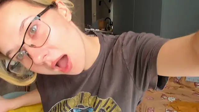 Lilith lutherlow online show from April 15, 2:13 pm