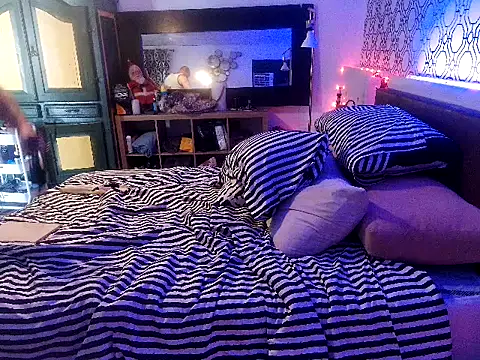 Snapshot of RawRyder8 chatting on September 17, 2:02 am RawRyder8 online show from September 17, 2:02 am