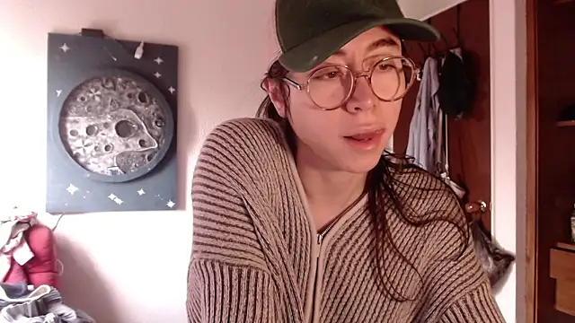 Snapshot of emily_pearl_ chatting on December 21, 2:13 pm emily pearl online show from December 21, 2:13 pm