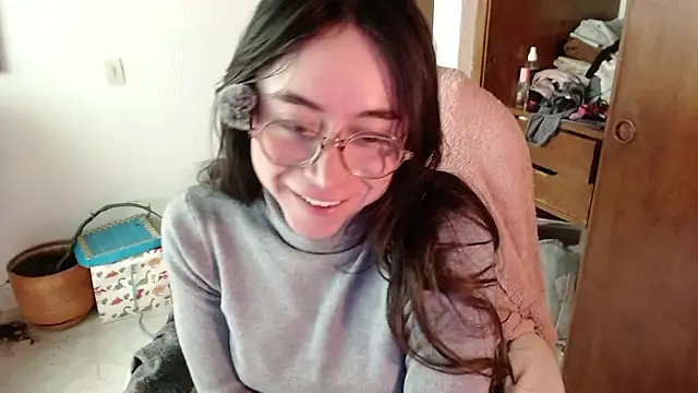 Snapshot of emily_pearl_ chatting on January 15, 7:50 pm emily pearl online show from January 15, 7:50 pm