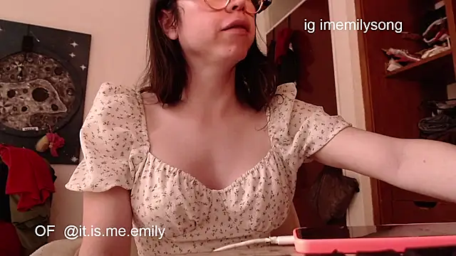 Snapshot of emily_pearl_ chatting on March 12, 9:10 pm emily pearl online show from March 12, 9:10 pm
