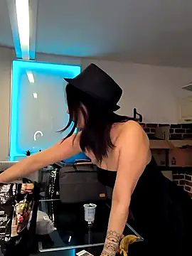 Snapshot of Linalicious chatting on February 6, 7:45 am Linalicious online show from February 6, 7:45 am