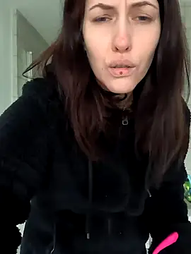 Snapshot of Linalicious chatting on February 6, 10:48 am Linalicious online show from February 6, 10:48 am