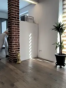 Snapshot of Linalicious chatting on February 18, 9:43 am Linalicious online show from February 18, 9:43 am