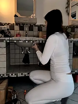 Snapshot of Linalicious chatting on February 26, 10:58 am Linalicious online show from February 26, 10:58 am