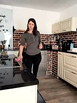 Snapshot of Linalicious chatting on March 3, 7:21 am Linalicious online show from March 3, 7:21 am