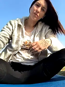 Snapshot of Linalicious chatting on March 10, 1:21 pm Linalicious online show from March 10, 1:21 pm