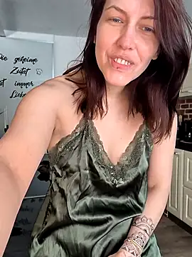 Snapshot of Linalicious chatting on March 17, 8:18 am Linalicious online show from March 17, 8:18 am